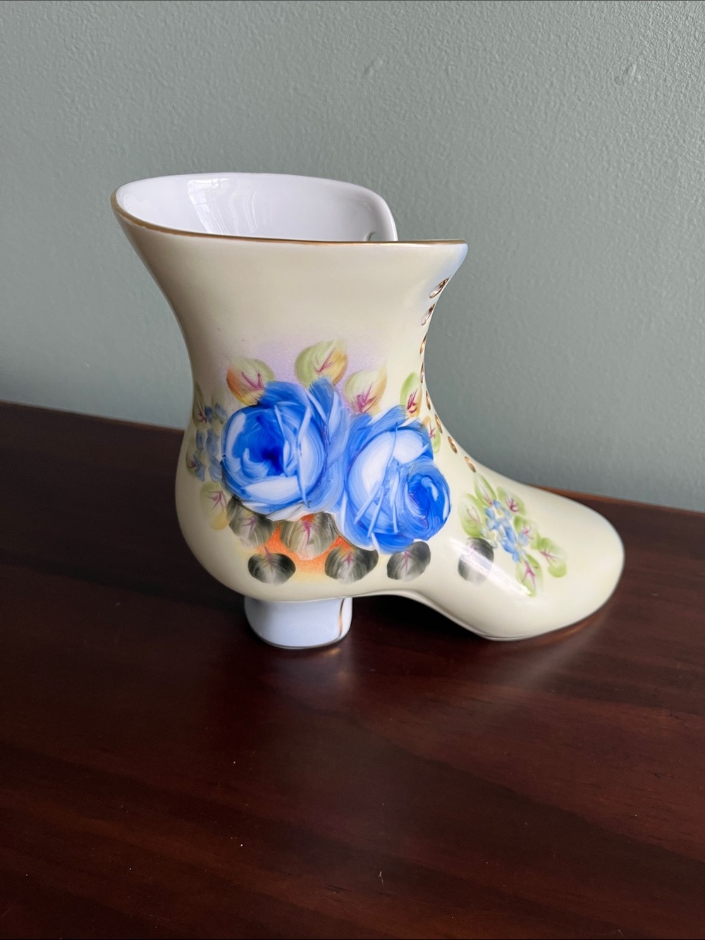 Vintage Ceramic Boot Vase Blue Roses Gold Trim Mid Century Japan 7x6 - Picture 10 of 10